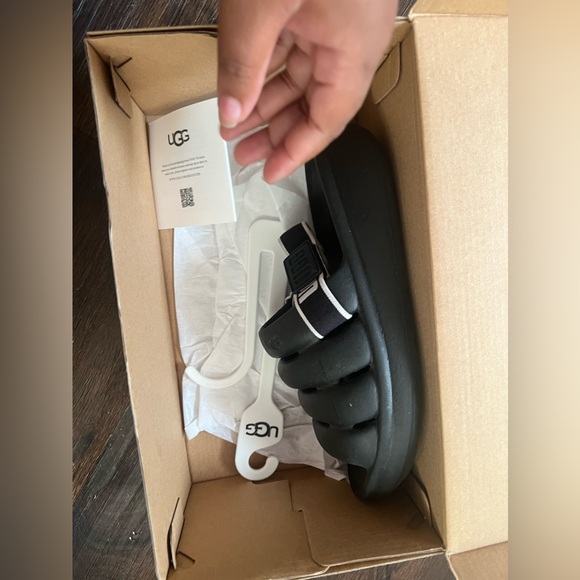 Uggs slides - Picture 1 of 4